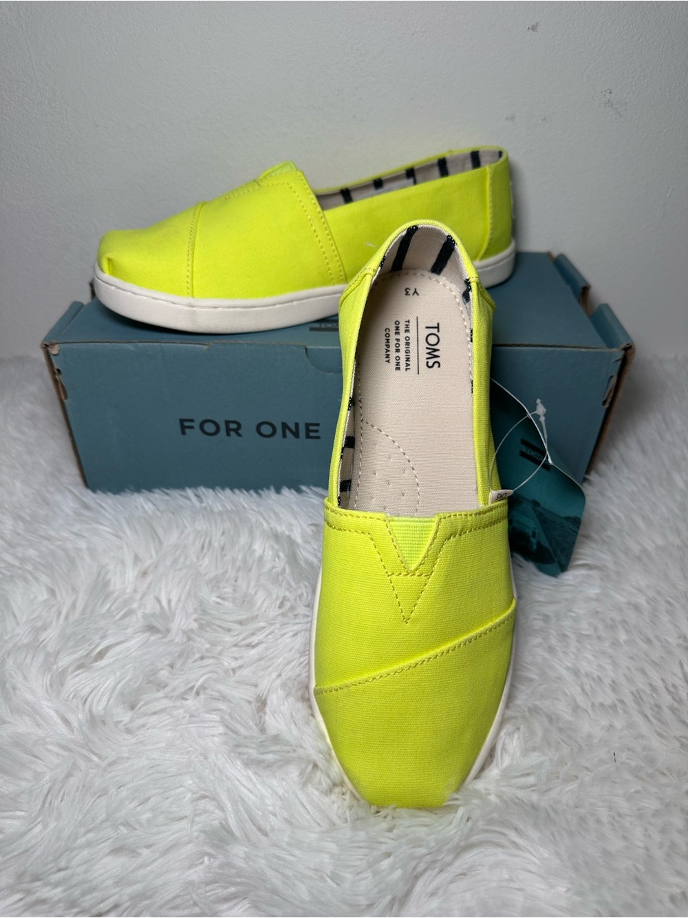 NIB Kids Toms Neon Yellow Vivid Canvas Classic Slip On Shoes Size 3